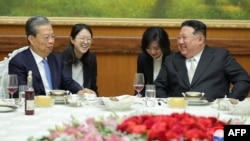13일 북한 평양 노동당 중앙위원회 본부청사에서 김정은 북한 국무위원장과 자오러지 중국 전국인민대표대회 상무위원장을 접견하고 있다.