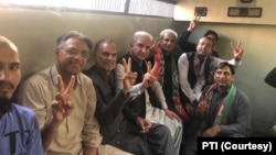 پولیس کا کہنا ہے کہ اُنہیں کسی پی ٹی آئی رہنما کو گرفتار کرنے کے احکامات نہیں ملے بلکہ یہ لوگ خود قیدیوں کی وین میں آ کر بیٹھ گئے ہیں۔ 