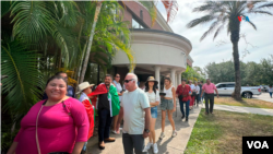 Cientos de mexicanos en Estados Unidos salieron a emitir su voto para elegir a sus autoridades. Foto: VOA, José Pernalete
