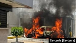Imagen tomada de un video difundido de un vehículo incinerado presuntamente por una falla en su bomba de gasolina, en Maracaibo, Venezuela.