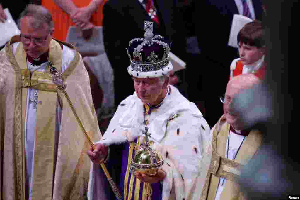 El rey Carlos de Gran Bretaña parte después de su ceremonia de coronación en la Abadía de Westminster. 