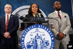 Glavna tužiteljica okruga Fulton, Fani Willis, na konferenciji za novinare u Atlanti, 14. augusta 2023. (Foto: AP/John Bazemore)
