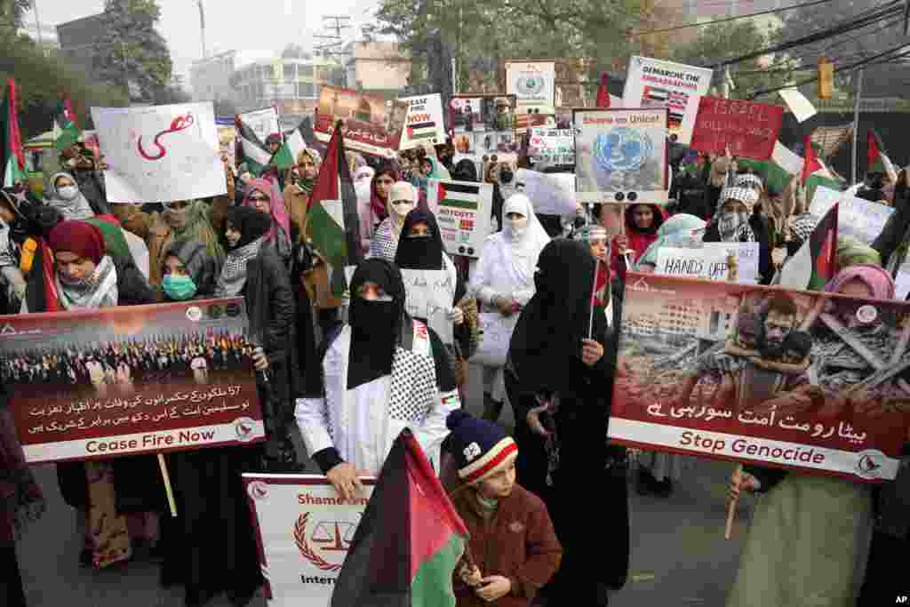 پاکستان کے شہر لاہور میں بھی ہفتے کو فلسطینیوں کے حق میں ایک ریلی نکالی گئی۔ 