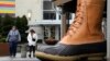 Compradores pasan frente a una gran bota L.L. Bean que se exhibe fuera de una tienda L.L. Bean en Pittsburgh, Pensilvania, el lunes 30 de enero de 2023. (Foto AP/Gene J. Puskar)