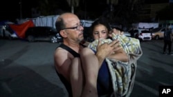 Un palestino traslada a un herido en un bombardeo israelí en la Franja de Gaza al hospital Al Aqsa en Deir al Balah, en el centro de la Franja de Gaza, el 30 de mayo de 2024.