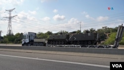 Desplazamiento de material militar en Israel en frontera con Gaza. [Foto: Alejandro Ernesto, VOA].