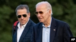 Predsednik Džo Bajden i njegov sin Hanter u Fort Mekneru u Vašingtonu, 25. juna 2023. (Foto: AP/Andrew Harnik)