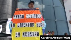 Activistas exigen la liberación de los presos políticos en Venezuela durante una protesta en Caracas. 