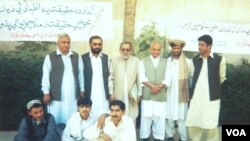 له ښه اړخه ولاړ: رحمان بونېری، سعید زابلی، همېش خلیل، طاهر اپریدی، دروېش درانی او ډاکټر میا سهېل انشاء ناست: بارکوال میاخېل، حمید فراز او...