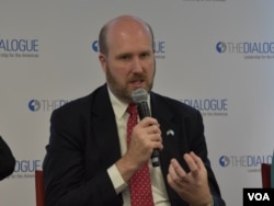 La embajadora de Estados Unidos en Guatemala, William Popp, durante conversatorio con otros diplomáticos asignados en Centroamérica este viernes 16 de junio en Diálogo Interamericano.[Foto: Tomás Guevara, VOA]