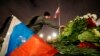 Seorang lelaki meletakkan bunga untuk mengenang para korban serangan di Moskow di St. Petersburg, Rusia, Sabtu, 23 Maret 2024. (Foto: AP)