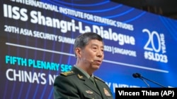 Menteri Pertahanan China Jenderal Li Shangfu berbicara dalam acara Shangri-La Dialogue, forum kemananan dan pertahanan tahunan Asia, di Singapura, pada 4 Juni 2023. (Foto: Vincent Thian via AP)