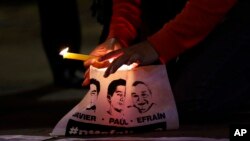 Familiares y amigos de tres empleados del periódico El Comercio asesinados, que fueron secuestrados en la frontera entre Ecuador y Colombia, realizan una vigilia en Quito, Ecuador, el jueves 21 de junio de 2018. 