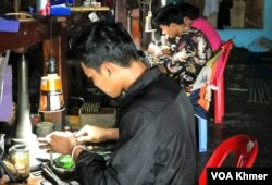 កម្មករត្បូងកំពុងសម្អាតត្បូងដើម្បីដាក់លក់ក្នុងក្រុងប៉ៃលិន ខេត្តប៉ៃលិន ថ្ងៃទី២៤ ខែកក្កដា ឆ្នាំ២០២៣។ (ហ៊ុល រស្មី/ វីអូអេ)