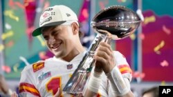 El quarterback Patrick Mahomes de los Chiefs de Kansas City sostiene el trofeo tras vencer a los Eagles de Filadelfia en el Super Bowl 57, en Glendale, Arizona, el domingo 12 de febrero de 2023. (AP Foto/Matt Slocum)
