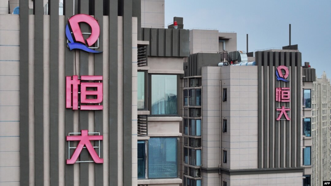 中國江蘇南京一處公寓樓上的恆大標識。 （2023年8月17日）