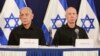 Perdana Menteri Israel Benjamin Netanyahu dan Menteri Pertahanan Yoav Gallant menghadiri konferensi pers di pangkalan militer Kirya di Tel Aviv, Israel, Sabtu, 28 Oktober 2023. (Foto: via AP)