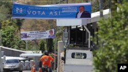 Un cartel de campaña de Alfredo Hernández, candidato a alcalde del partido Nuevas Ideas, cuelga en San José Las Flores, El Salvador, el miércoles 28 de febrero de 2024. 