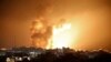 El fuego y el humo se elevan sobre los edificios durante un ataque aéreo israelí en la ciudad de Gaza el 8 de octubre de 2023.