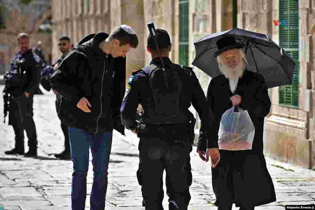 Judíos religiosos visitan la Explanada de las Mezquitas custodiados por la policía israelí.