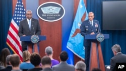 AQSh Qo'shma shtab boshlig'i general Charlz Kvinton Braun va Mudofaa vaziri lloyd Ostin Pentagonda matbuot xodimlari bilan gaplashmoqda, 25-iyul, 2024 