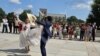 Una pareja de jóvenes peruanos bailan Marinera norteña, una de las danzas típicas del Perú. [Foto: Mitzi Macias, VOA]