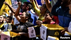 Estudiantes de la oposición de Venezuela participan en una manifestación para exigir sus derechos políticos ante el Consejo Nacional Electoral durante el día internacional de la Juventud, en Caracas, Venezuela, 12 de febrero de 2023. 