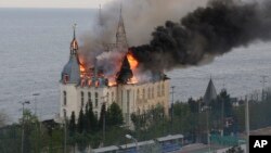 Шефот на НАТО Јенс Столтенберг ги критикуваше членките на НАТО за одложување на оружјето за Украина, му рече на Киев дека помошта е на пат.