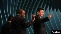 Rais wa China Xi Jinping akipunga mkono wakati wa mkutano wa kilele wa BRICS uliofanyika Brazili, Novemba 13, 2019. Picha na REUTERS/Ueslei Marcelino.