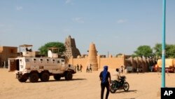 Un véhicules de l'ONU patrouille les rues de Tombouctou.
