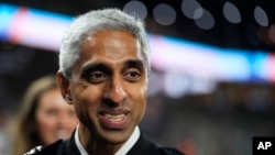 Američki generalni hirurg dr. Vivek H. Murthy 29. maja 2024. u Sijetlu. U kolumni objavljenoj 17. juna 2024. pozvao je da se na aplikacijama društvenih medija postave oznake upozorenja, rekavši da platforme mogu naštetiti mentalnom zdravlju mladih.
