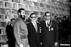 En la fotografía de archivo del 14 de diciembre de 1972, el presidente Fidel Castro, recibe a su homólogo chileno Salvador Allende (al centro), durante una recepción para Allende en el Palacio de la Revolución en La Habana. REUTERS/Prensa Latina (CUBA)
