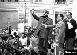 Fidel Castro (izquierda) y el presidente de Chile, Salvador Allende, saludan a la multitud en Valparaíso, Chile, el 24 de noviembre de 1971. REUTERS/Prensa Latina
