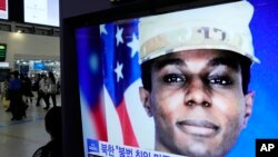 Në ekranet e lajmeve në Korenë e Jugut shfaqet fotografia e ushtarit amerikan Travis King