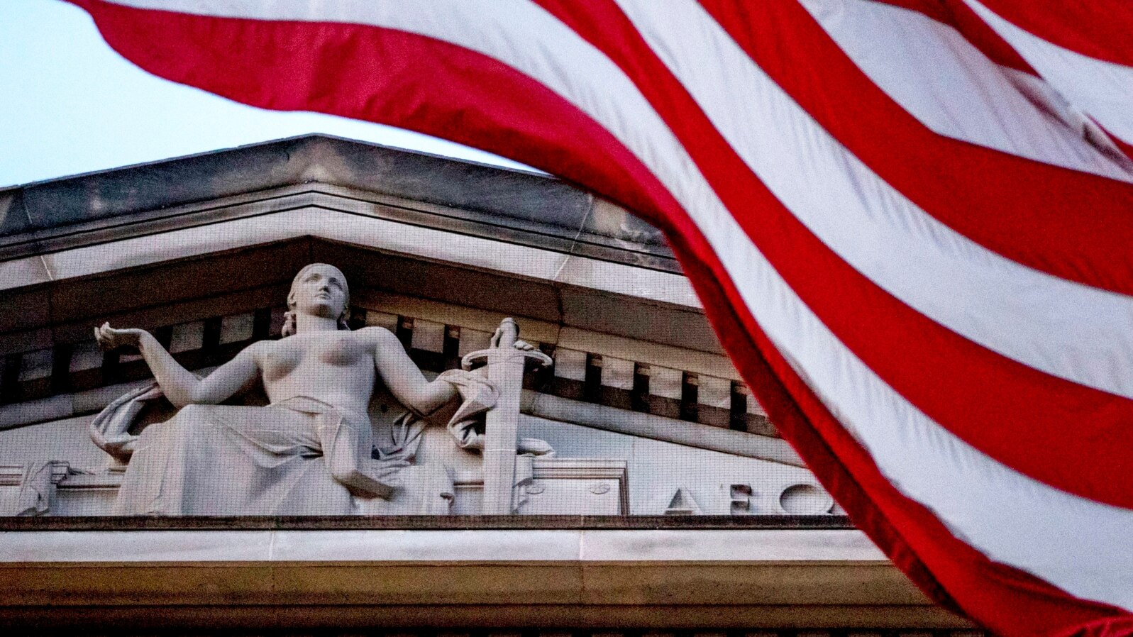 ARHIVA - Američka zastava ispred sedišta Sekretarijata za pravosuđe u Vašingtonu, 22. marta 2019.