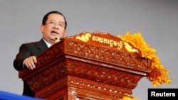នាយករដ្ឋមន្ត្រីកម្ពុជា លោក ហ៊ុន សែន ថ្លែងនៅពហុកីឡដ្ឋានមរតកតេជោ នៅរាជធានីភ្នំពេញ កាលពីថ្ងៃទី ១៧ ខែឧសភា ឆ្នាំ ២០២៣។ 