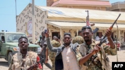 Sudan harbiylari "Operativ quvvatlov kuchlari" bazasida, 16-aprel, 2023.