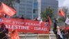 Para pedemo dari Partai Buruh dan Konfederasi Serikat Pekerja Indonesia (KSPI) berunjuk rasa di luar Kedutaan Besar AS dan kantor Perserikatan Bangsa-Bangsa (PBB)meminta mereka untuk membantu menghentikan perang Hamas-Israel, Jakarta, 10 Oktober 2023. (Foto: Indra Yoga/VOA)