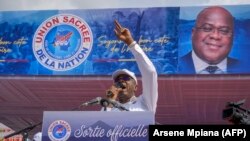 Le maire de la ville de Kinshasa Gentiny Ngobila s'adresse aux partisans de l'Union sacrée, au Stade des Martyrs à Kinshasa, le 29 avril 2023.