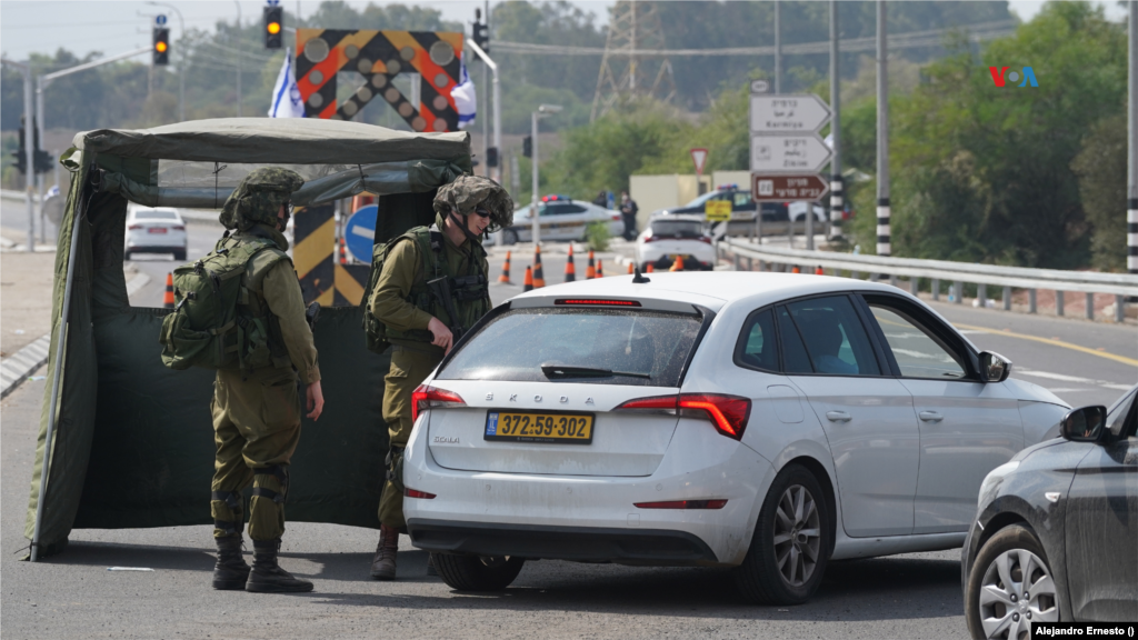 Fuerzas de defensa de Israel inspeccionan un vehículo en uno de los bloqueos que mantienen activos en las carreteras que llevan hacia áreas cercanas a la Franja de Gaza, durante el conflicto con Hamás, el 11 de octubre de 2023. 