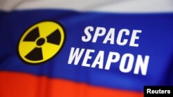 Руско знаме, нуклеарен знак и зборовите „вселенско оружје“ се гледаат на оваа илустрација направена на 13 март 2024 година