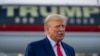 El expresidente Donald Trump habla con los periodistas antes de partir del Aeropuerto Internacional Hartsfield-Jackson de Atlanta, el 24 de agosto de 2023, en Atlanta.