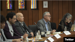 El ministro de Justicia, Néstor Osuna, segundo por la derecha, viajó el miércoles a la capital de México para reunirse con las delegaciones del gobierno y el ELN. [Foto: Cortesía del Alto Comisionado para la Paz]