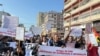 Protesto de centenas contra aumento das tarifas da telefonia móvel, com destaque para a Internet, Maputo, Moçambique, 18 maio 2024