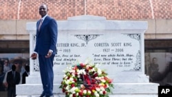 El presidente de Kenia, William Ruto, captado al depositar una corona de flores en las tumbas de Martin Luther King Jr. y Coretta Scott King, durante una parada en el King Center en Atlanta, Georgia, el 20 de mayo de 2024, como parte de su visita de Estado a EEUU.