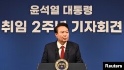 9일 윤석열 한국 대통령이 한국 용산 대통령실에서 취임 2주년 기자회견 중 기자의 질문에 답변을 하고 있다.