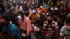 Pekerja migran berkumpul di kompleks asrama mereka untuk pemeriksaan dokumen, selama operasi bersama Departemen Tenaga Kerja di Kuala Lumpur, Malaysia, 17 Maret 2022. (Foto: REUTERS/Hasnoor Hussain)