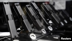 ARCHIVO: Pistolas semiautomáticas Glock a la venta en Firearms Unknown, una tienda de armas en Oceanside, California, EEUU, 12 de abril de 2021. REUTERS/Bing Guan/Foto de archivo