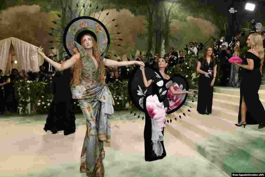 Harris Reed (kiri) dan Demi Moore menghadiri pembukaan pameran "Sleeping Beauties: Reawakening Fashion", acara amal yang diselenggarakan oleh The Metropolitan Museum of Art's Costume Institute, New York, 6 Mei 2024.