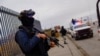 Miembros de la Guardia Nacional de México montan guardia afuera del aeropuerto en Ciudad Juárez, México, el 3 de enero de 2023.